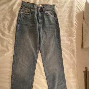 Oanvända jeans från gina tricot, modellen high waist tall i storlek 36 köptes för 600kr  
