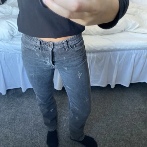 Jeans H&M - Raka jeans från H&M i svarttvättad färg med små diamanter på som inte kommer till användning💗