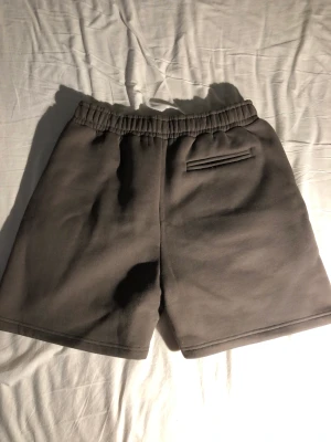 Brand of roses shorts  - Storlek L men passar M. De är helt nya. Hög gsm och bra kvalitet. Nypris är 600, mitt pris 400