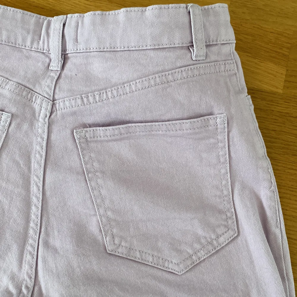 Det är ett par oanvända lila/rosa jeans. De är för barn men det passar vuxna med en liten storlek. De är 105 cm långa. Hoppas att någon tycker om de!💓🎸. Jeans & Byxor.