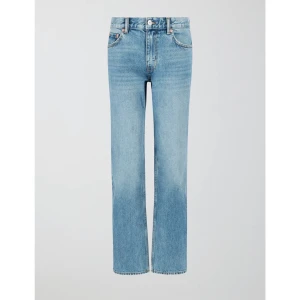 Gina Tricot jeans - Säljer dessa jeansen från gina tricot i modellen low waist tall 💙 Endast använda fåtal gånger då de är lite för långa för mig som är 165 💕