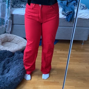 Röda jeans - Säljer ett par härliga röda jeans som är helt oanvända. De är 108 cm långa. Hoppas att någon tycker det om de!🌹
