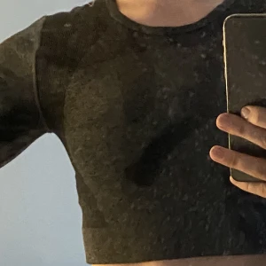 Croppad grå träningströja - Super skön, men aldrig kommit till användning! 