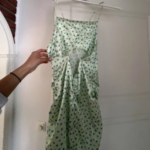 Klänning i satin  - Satinklänning