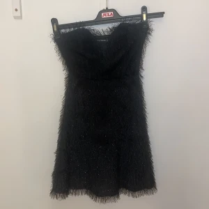 Svart frans klänning - Säljer min svarta Frans klänning som inte kommer till användning någon mer. Endast använd i några timmar.