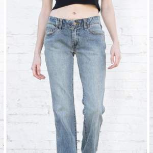 Jeans från brandy Melville. Köpt för 400 kr❤️ köparen står för frakt. SÄLJER SÅ MÅNGA FINA SAKER OCH PLAGG KOLLA IN MIN PROFIL🙌🙌🙌