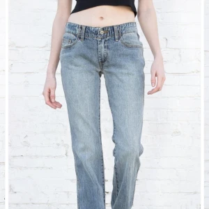 Brandy Melville eleanor jeans - Jeans från brandy Melville. Köpt för 400 kr❤️ köparen står för frakt. SÄLJER SÅ MÅNGA FINA SAKER OCH PLAGG KOLLA IN MIN PROFIL🙌🙌🙌