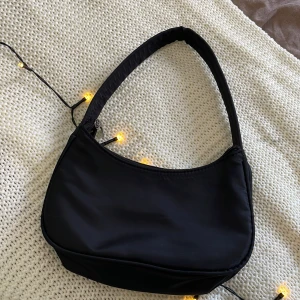Axelväska, svart - En fin och rymlig axelremsväska som jag köpt på shein, jag tyckte inte att den passade in i min stil och har därför aldrig kommit till användning. Köpt för 69kr på shein, och därför säljer jag den för ett billigt pris. Köparen får själv stå för frakten.