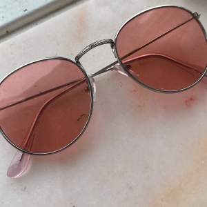 Säljer ett par rosa solglasögon använda fåtal gånger och är som nya