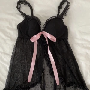 Victoria’s Secret babydoll topp  - Säljer denna jätte söta babydoll topp från Victoria’s secret (2006 kollektion) då jag inte får någon användning av den. Det står att den är en 75C men passar också mig som har 75B💗