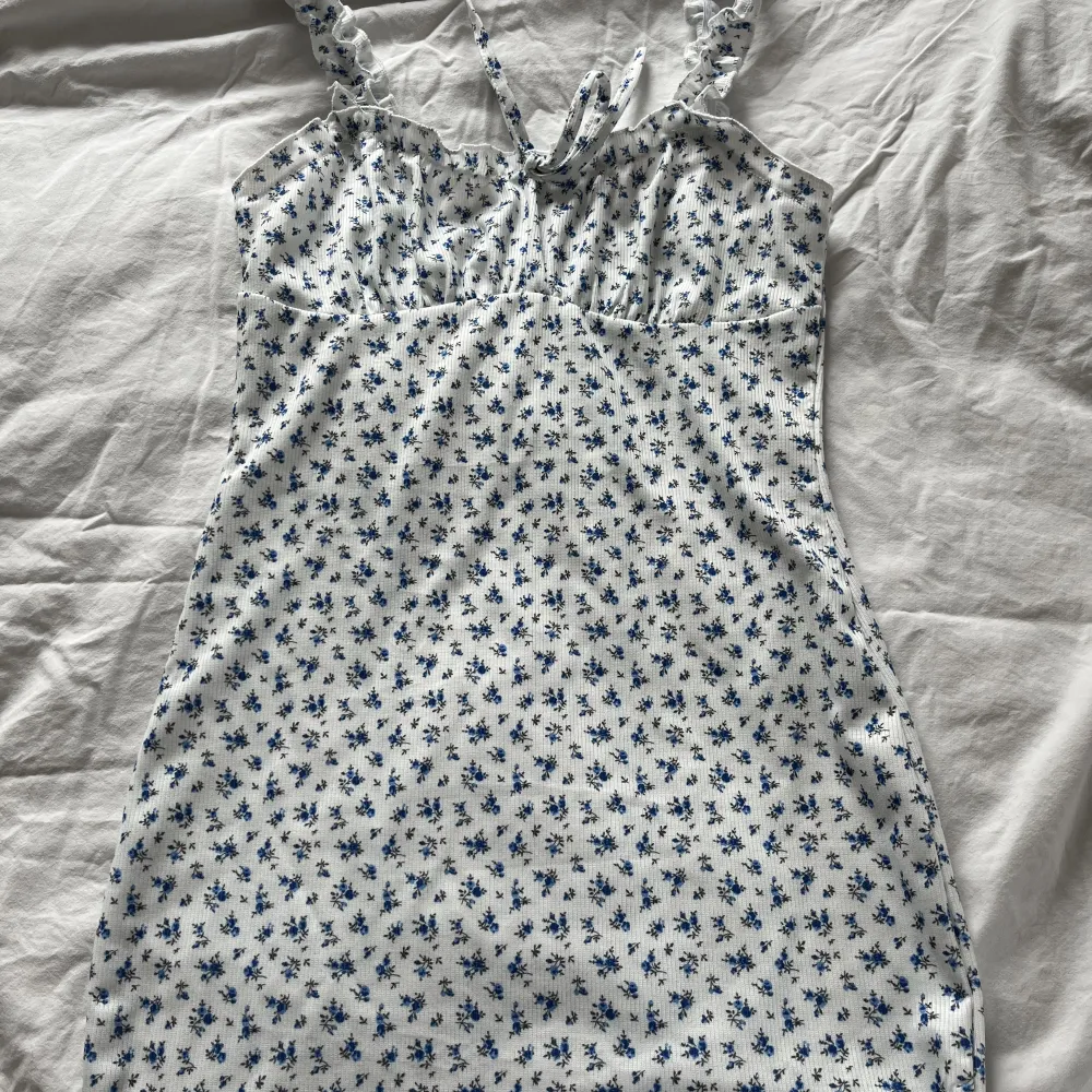 En jätte söt blommig klänning från SHEIN som aldrig är använd då jag tyckte den var för kort för mig smak. 💐. Klänningar.