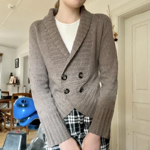 Brun stickad kofta - Brun vintage stickad kofta i fint skick!