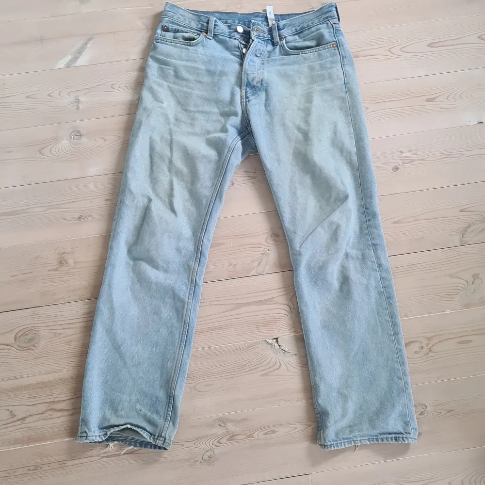Ljusblå somriga jeans från Weekday i gott skick och till salu för schyst pris!. Jeans & Byxor.