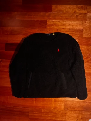 Polo Ralph Lauren Tjocktröja / Fleece - En Ralph Lauren tjocktröja/fleece som är köpt för nått år sedan. Lite använd men inget som syns.