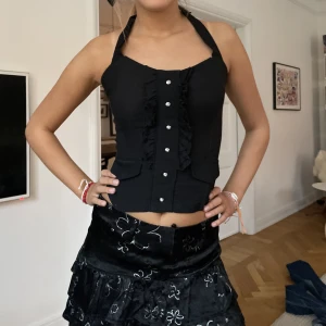 Snygg knytbar korset😊 -  Jättefint skick najs till utgång🥰Storlek S