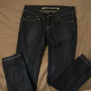 Fina mörkblå lost in paradise jeans, köpta på plick säljer då dom inte passa mig🤙🏼