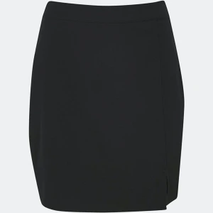 Svart minikjol med slits - Jackie minikjol - Säljer denna superfina svarta minikjolen i storlek 34, men skulle nog säga att den även kunnat passa en strl 36.  Kjolen är från bikbok (Jackie minikjol) den är helt oanvänd och prislappen är frotterande på!  Pris går att diskuteras vid snabb affär🫶🏼