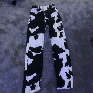 Cow jeans  - Ett par as balla jeans i ko mönster som aldrig kommit till användning. Passar mig som är 1,60 lång 