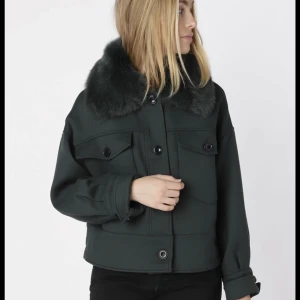 Meotine Jacka  - Säljer min jättefina Meotine jacka i mörkgrön som är helt slutsåld. Jättebra skick som ny förutom att en knapp på armen är borta som man inte ser.  PRIS KAN DISKUTERAS💕💕