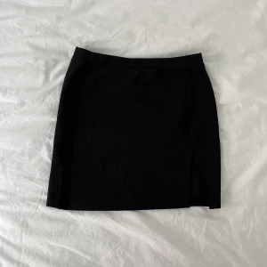 Kortkjol med slits - I använt men gott skick. Rätt kort i längden men stretchig. 