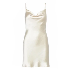 Klänning  - Lite kortare klänning från GinaTricot. Storlek 38. Helt oanvänd, prislapp kvar. Säljer pågrund av ej kommit till användning.  