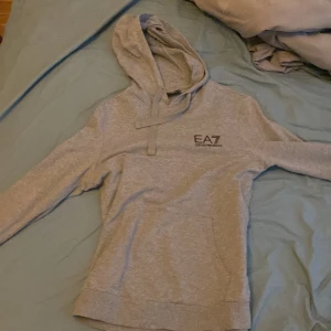 EA7 hoddie - Säljer nu min EA7 hoddie då den blivit förliten. Den har inget som helst slitage eller hål. Storlek S är tröjan