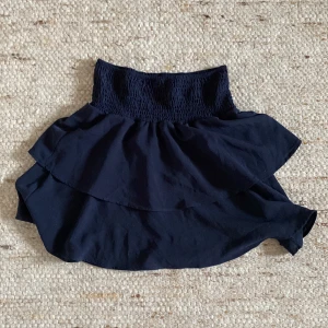 Kjol - Storlek 34 nästan helt ny, har använts en gång  Bra skick