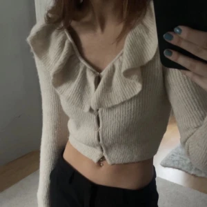 Stickad tröja - Jättefin stickad tröja från hm, använd endast en gång, säljer då den är för liten💞(lånad bild)