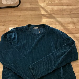 Blå-aktig tjocktröja  - En fin, sällan använd sweetshirt från Weekday! 