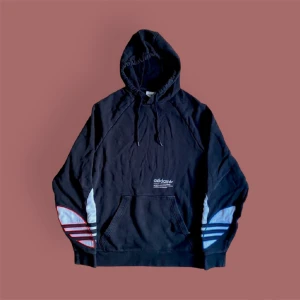 Svart Adidas Hoodie - En svart adidas hoodie i storlek M. I fint skick, inga fläckar eller slitage. Jätteskön hoodie! För mått eller fler bilder var god kontakta mig 😇