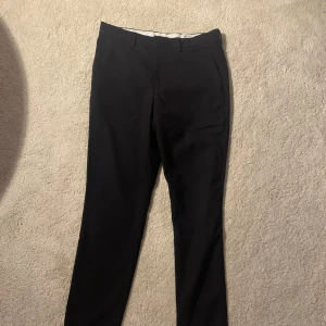 Kostymbyxor | H&M - Knappt använd, säljer kavajen då den ej passar längre. Kan mötas upp i Karlstad. 