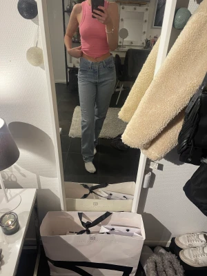 Levis jeans - Snygga Levis jeans, höga. Inte alls använda då jag inte riktigt gillade passformen. Storlek 24. 400kr, nypris 1100kr.🤍