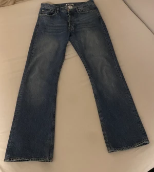 Hope rush - Hope rush mid vintage i storlek 29. Höger ficka är sönder, går att sy ihop igen. Utöver det 10/10. Passar mig som är 180cm. 