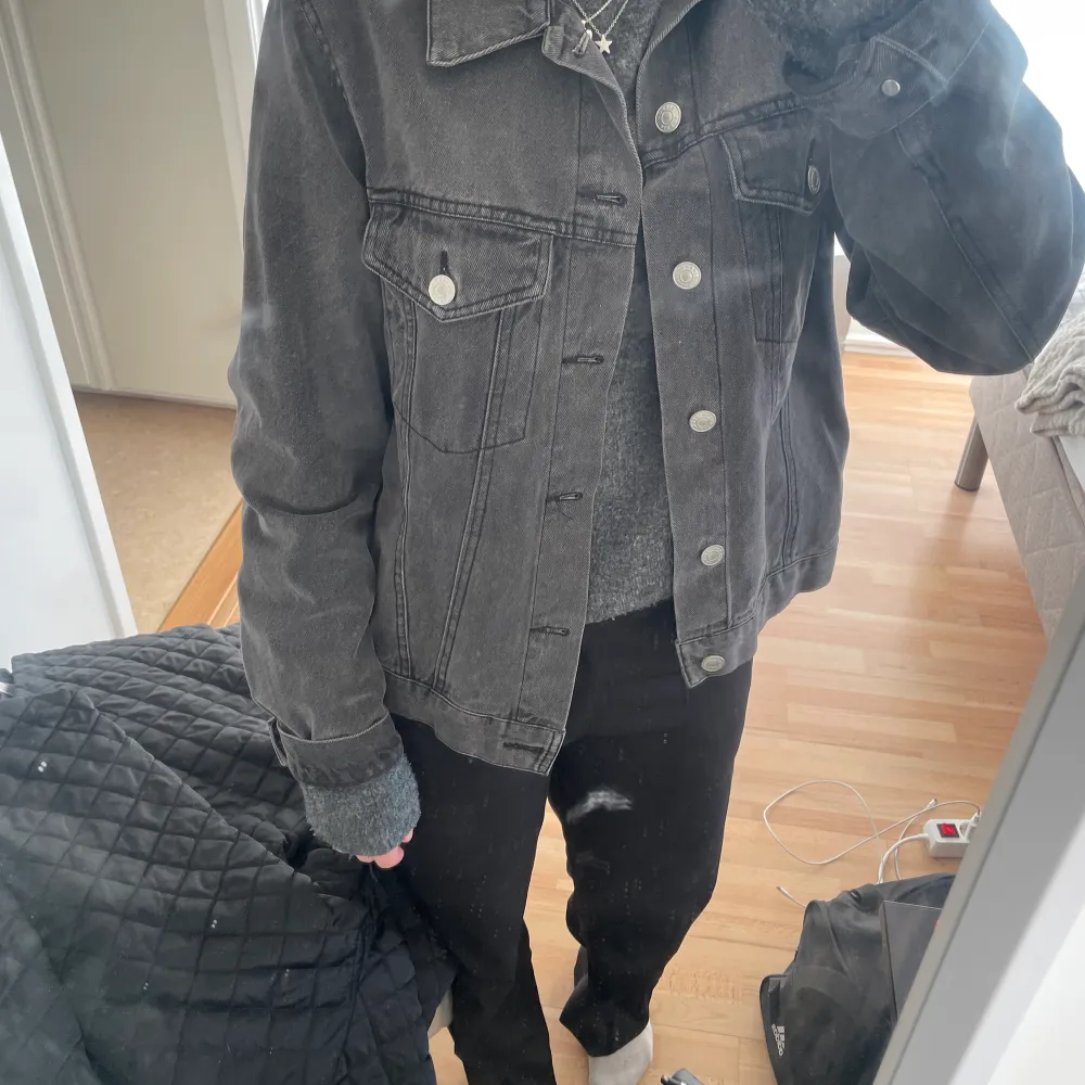 En svart/grå jeans jacka ifrån Gina tricot . Jackor.