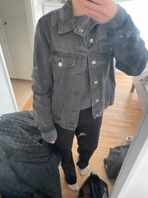 Jeans jacka - En svart/grå jeans jacka ifrån Gina tricot 