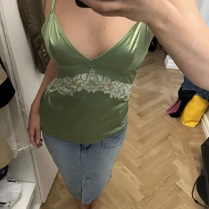 Dolce Gabbana linne - Dolce Gabbana linne i grönt satin.