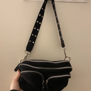 Väska  - Jättefin liknande noella väska från Gina!! Säljes p.g.a att jag inte har användning för den. Väskan är i gott skick då den knappt är använd.