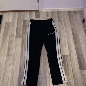 Track angels track pants i storlek M.  Skick 8-9 av 10 Säljer de då jag knappt använder de längre.