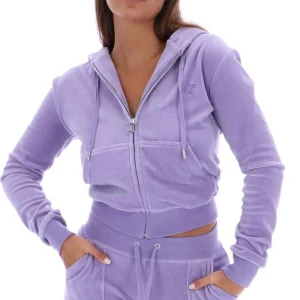 Juicy CoutureTröja - Jag säljer min juicy couture tröja i färgen Day break. Säljer den pågrund av att jag inte använder den något. Den är i ett väldigt bra skick och har använt få gånger. Kp för mer bilder💗