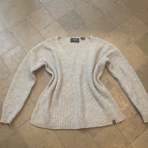 Glittrig grå tröja - Köpt från super dry! Passar M-XL 150+frakt