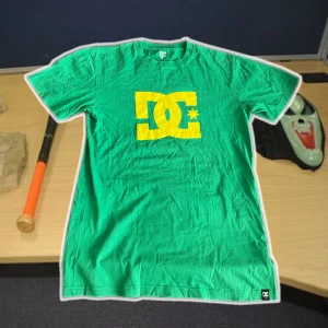 DC T shirt - Big swag dc grön och gul rasta swag fr😂🌱🌽 150kr men köper du 2 får du rabatt🤙🏻