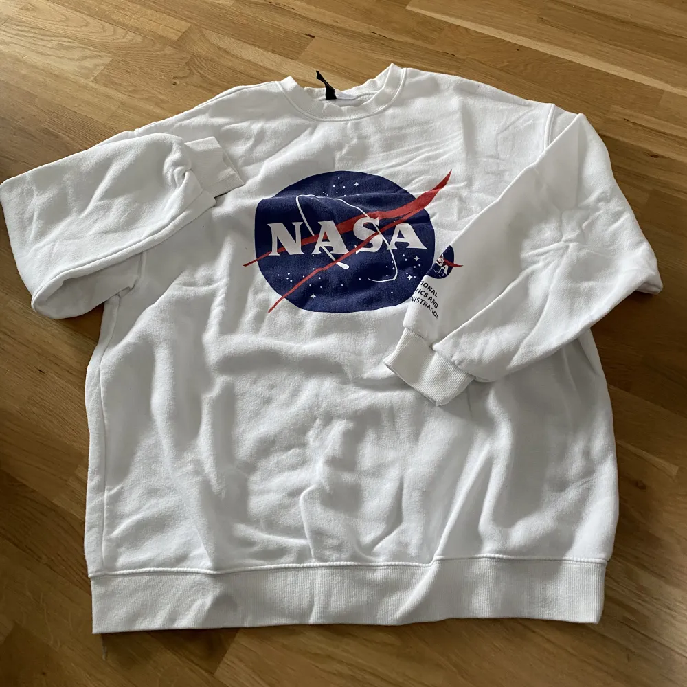 jättegullig oversized nasa tröja. använd 2 gånger. . Hoodies.