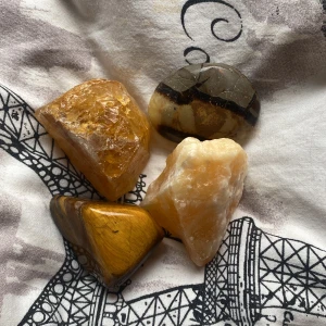Kristaller - Säljer nu några kristaller! I samlingen ingår: draksten, tigeröga, rå orange kalcit, rå honungskalcit & optisk kalcit, snöobsidian, orange & grön aventurin, röd jaspis, eldagat, rökkvarts & rodonit. De stora säljs för 40kr st & dem små för 10-20kr st❤️