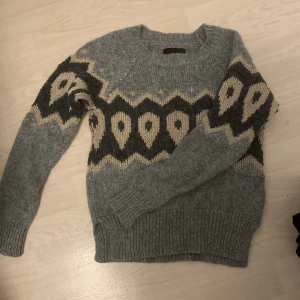Grå tröja  - Gullig tröja som inte kommit till användning❤️‍🔥skriv för fler bilder