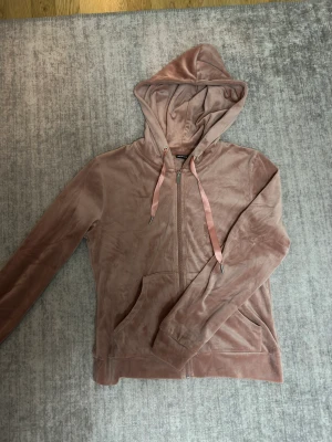 Mysig kofta - En rosa mysig kofta från ginatricot, strl s, änvänd en eller två ggr, mycket fint skick