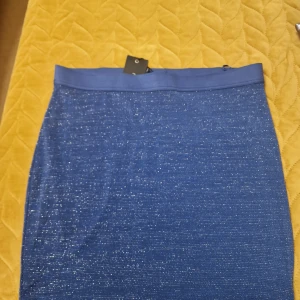 Glitterd marine blue kjol - Kort kjol med over knälång glitterd färg