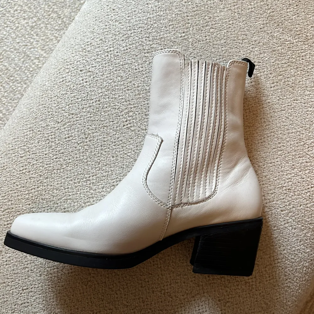 Ett par vita boots i äkta skinn från Vagabond. Aldrig använda. True to size och väldigt bekväma. Nypris är 1399 kr.. Skor.