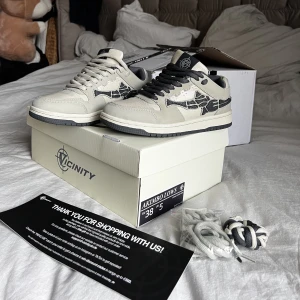 Vicinity Akimbo Lows - Små i storleken!! Skulle säga att dessa passar mer som 37. Köpta för drygt en månad sen och har knappt använt dom. 