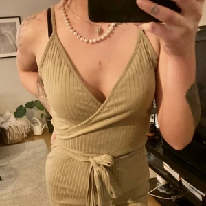 Bikbok byxdress - Skitfin byxdress från Bikbok i strl small, säljer för att den används längre. Inte använd så mycket alls så jättefint skick!🥰 