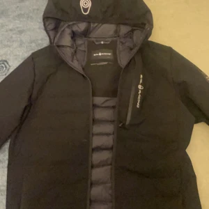 Sail racing jacka! - Säljer en sail racing vindjacka som är perfekt för hösten/våren den är använd 1 gång och är i jätte fint skick jackan är slutsåld överallt och går inte att hitta en sällsynt jacka som går för 2600!